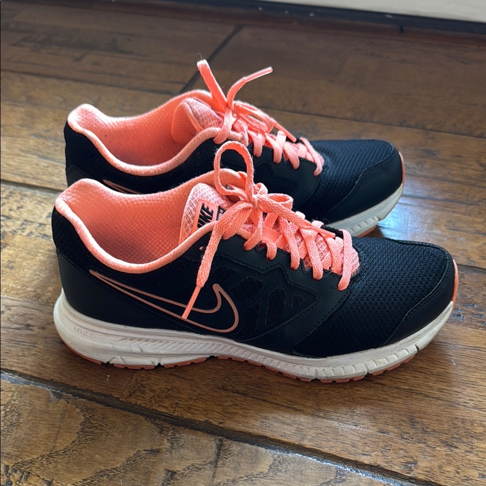Nike Black and Pink Athletic Shoes Lightweight Breathable Design